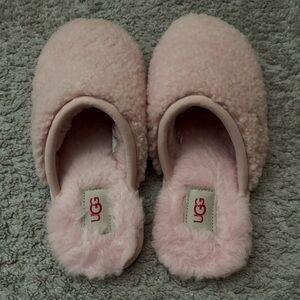 UGG Pearle Curly Cue II Slipper — Light Pink — Size 7 — NEVER WORN!